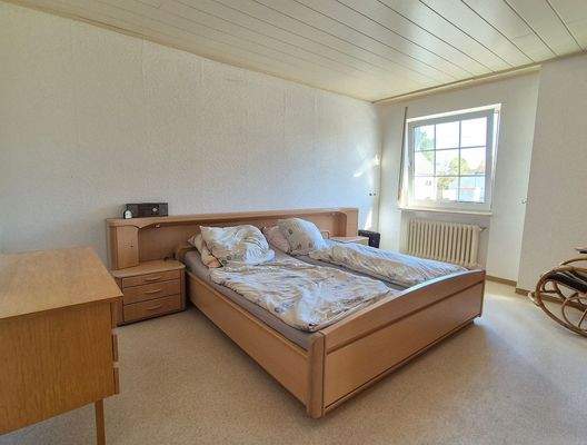 Schlafzimmer Hauptwohnung 1. OG.jpg