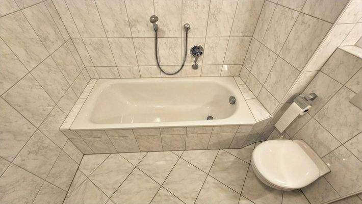Wanne + WC im 7 m² großen Bad
