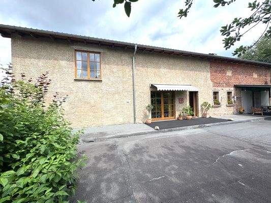 Blick zum Haus und der Terrasse