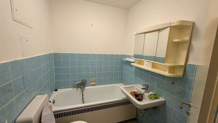 Helles Badezimmer mit Wanne