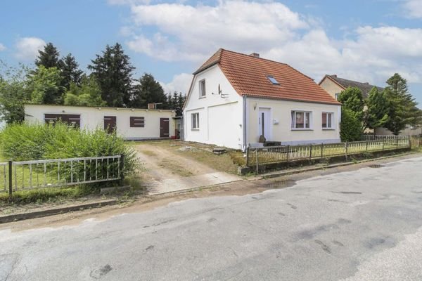 Ansicht Straßenseite mit Garagen