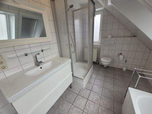 DG Badezimmer mit Wanne und Dusche