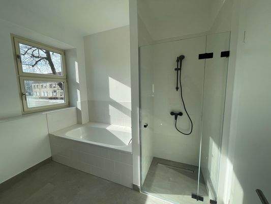 Badewanne und Dusche