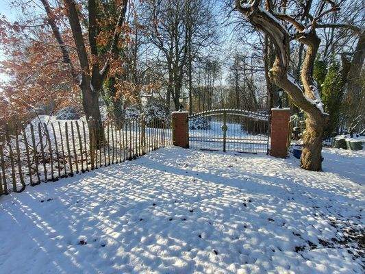 Grundstückszufahrt (Nord-Osten)bei Schnee