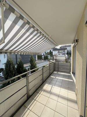 Balkon mit Sonnenmarkise