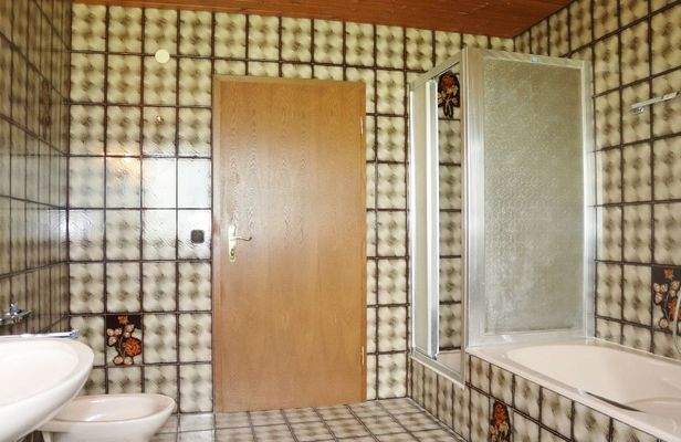 Badezimmer mit Dusche und Badewanne