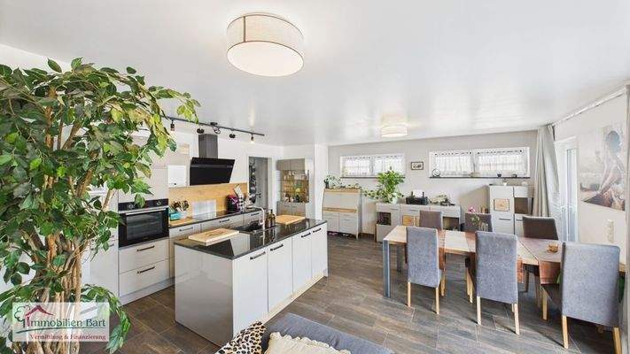 offener Wohn-/Essbereich mit Küche