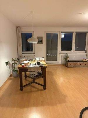 Helles Wohnzimmer mit Balkon