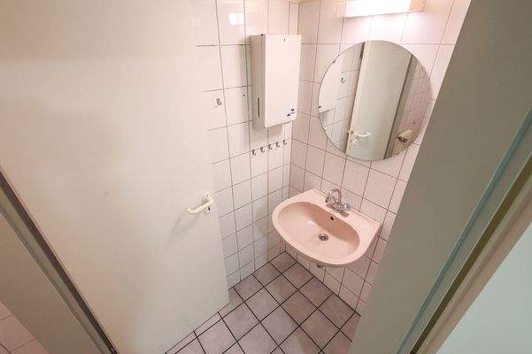 1. Gewerbe Toiletten UG