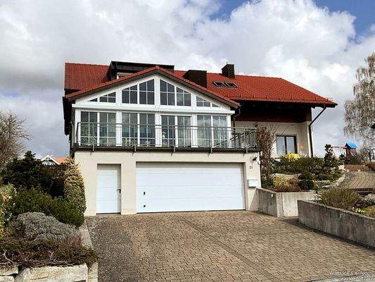 großer Wintergarten und Garage