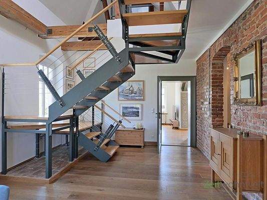 Flurbereich und freistehende Treppe