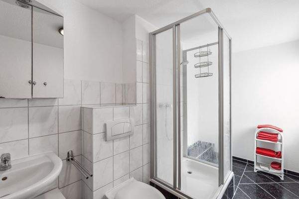 Badezimmer mit Dusche im Souterrain