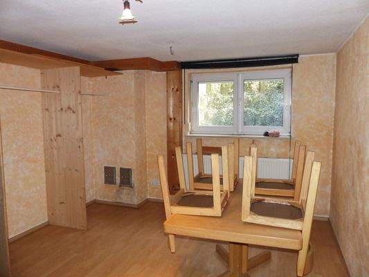 Hobbyraum mit Wohnraumfenster und Heizung im UG