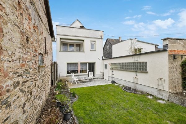 Der Garten mit Blick auf Terrasse, Loggia und Dachterrasse