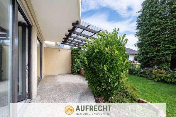 überdachte Terrasse mit Garten