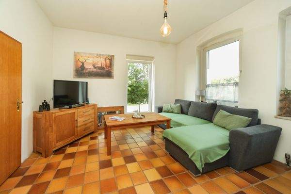 Offenes Wohnzimmer mit Holzofen