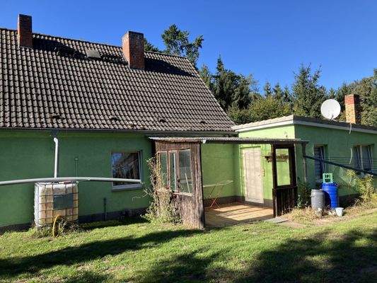 Rückseite mit Anbau und Terrasse