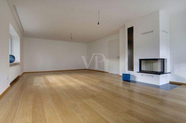 Wohnzimmer mit Essplatz und Kamin im Erdgeschoss