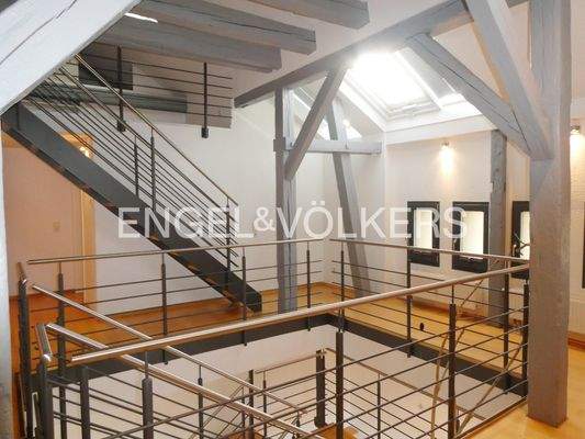 Umlaufende Galerie mit viel Tageslicht im 1. DG