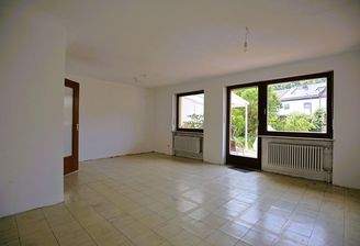 Wohnzimmer mit Gartenblick