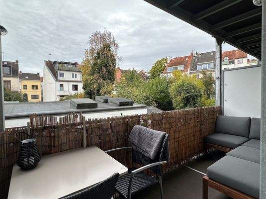 großzügiger überdachter Balkon