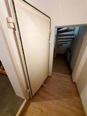 Eingangs Stahltüre zum Bunker