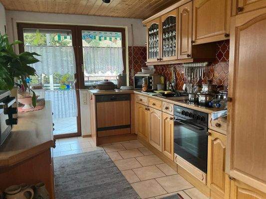 aktuelle Küche mit Zugang zum Balkon