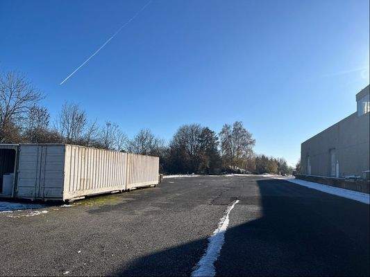 Außenansicht mit befestigten Grundstücksflächen