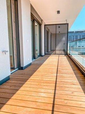 Loggia mit Blick in den begrünten Innenhof