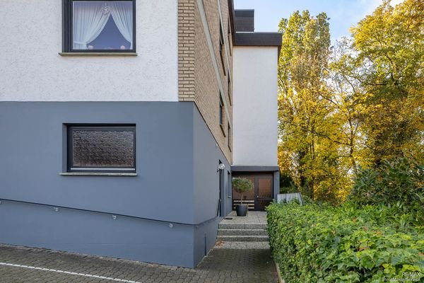 Der Blick von den Besucherparkplätzen zum Eingang