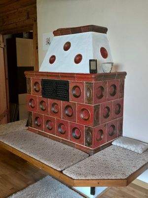 Der Kachelofen im Wohnzimmer des Erdgeschosses...