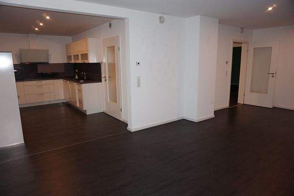 Wohnzimmer mit Blick zur Küche.JPG