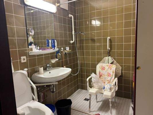 Badezimmer mit bodengleicher Dusche