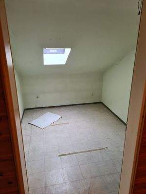 Leerer Raum mit Dachfenster