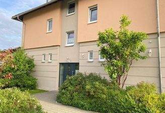 Seiteneingang zu den Wohnungen