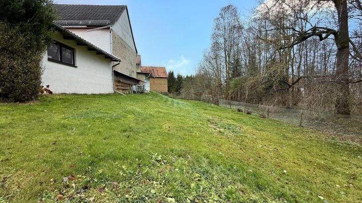 Große Wiese in Hanglage