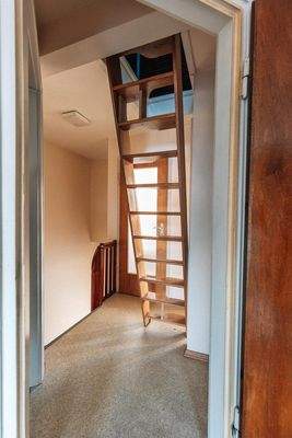 Holzstiege Speicher 1.OG