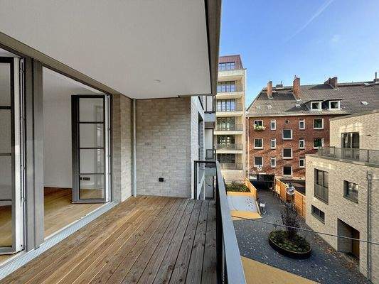 SÜD-/ OSTBALKON / BLICK IN DEN INNENHOF