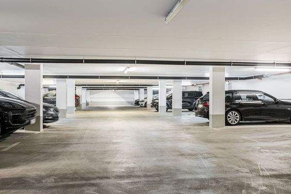 Geräumige Tiefgarage, 1 Stellplatz inklusive!