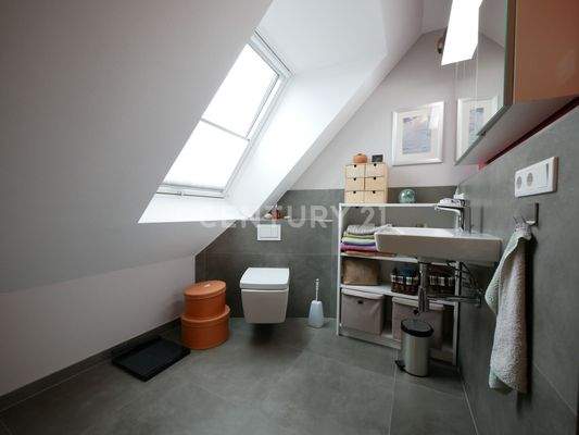 Tageslichtduschbad DG, baulich ausgestelltes DG-Fenster