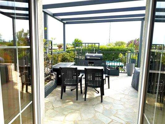 überdachte Terrasse aus dem Schlafzimmer fotografiert