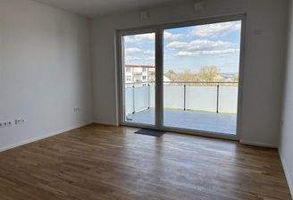 Wohnzimmer mit Blick auf den Balkon