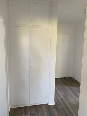 Wohnungsflur mit Einbauschrank.JPG