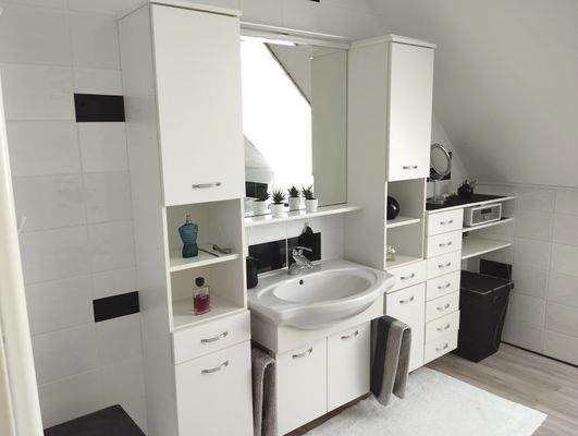 modernes Badezimmer im Obergeschoss.jpg