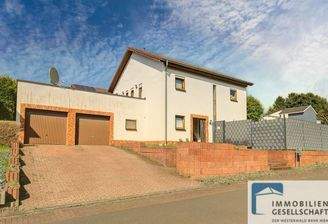 Straßenansicht links