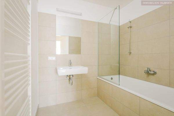 Wannenbad/Bilder einer identen Wohnung im Haus