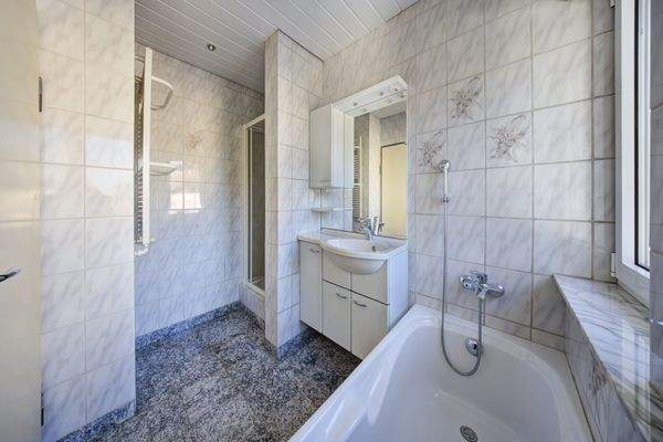 Tageslicht-Badezimmer mit Dusche u. Badewanne im 1. OG