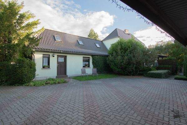 Anbau mit Einliegerwohnung Hofansicht