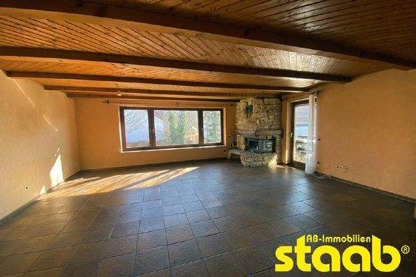 Wohnzimmer mit Zugang auf den Balkon