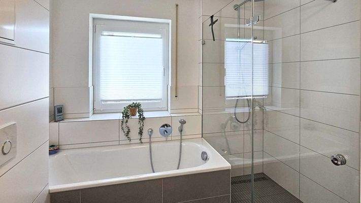 Bad mit Wanne + Dusche